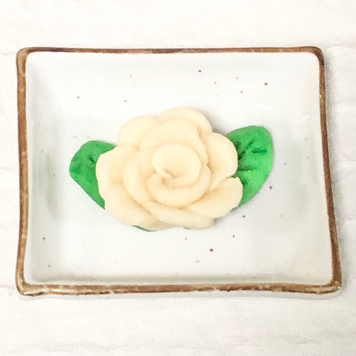 簡単⭐マジパンで葉っぱ付きの白薔薇